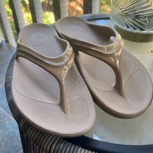 Tan oolala oofos size 11 eu 42